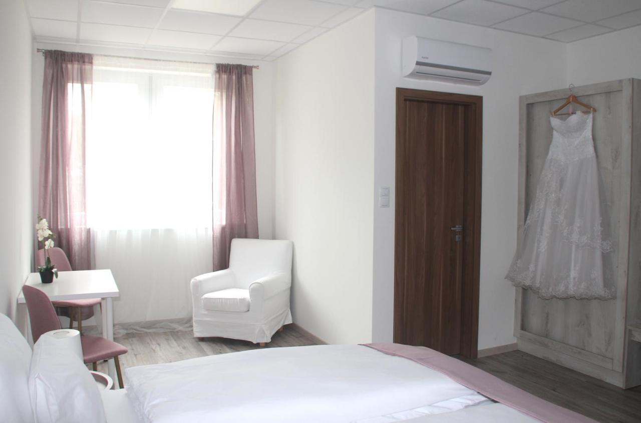 Vecsesi Rendezvenykoezpont Es Panzio Bed and Breakfast Εξωτερικό φωτογραφία