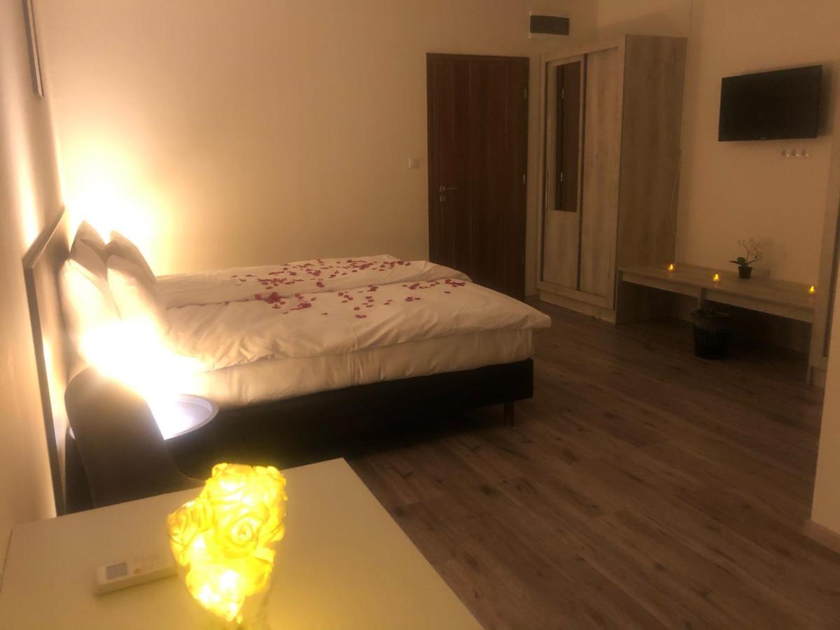 Vecsesi Rendezvenykoezpont Es Panzio Bed and Breakfast Εξωτερικό φωτογραφία