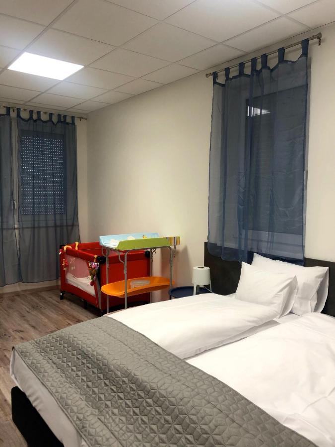 Vecsesi Rendezvenykoezpont Es Panzio Bed and Breakfast Εξωτερικό φωτογραφία