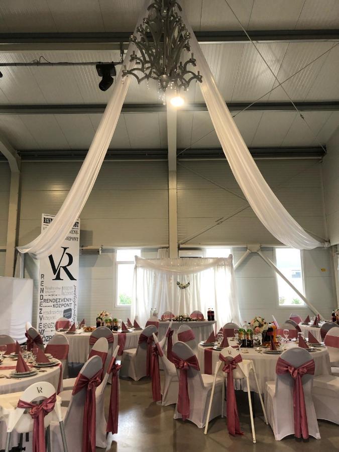 Vecsesi Rendezvenykoezpont Es Panzio Bed and Breakfast Εξωτερικό φωτογραφία