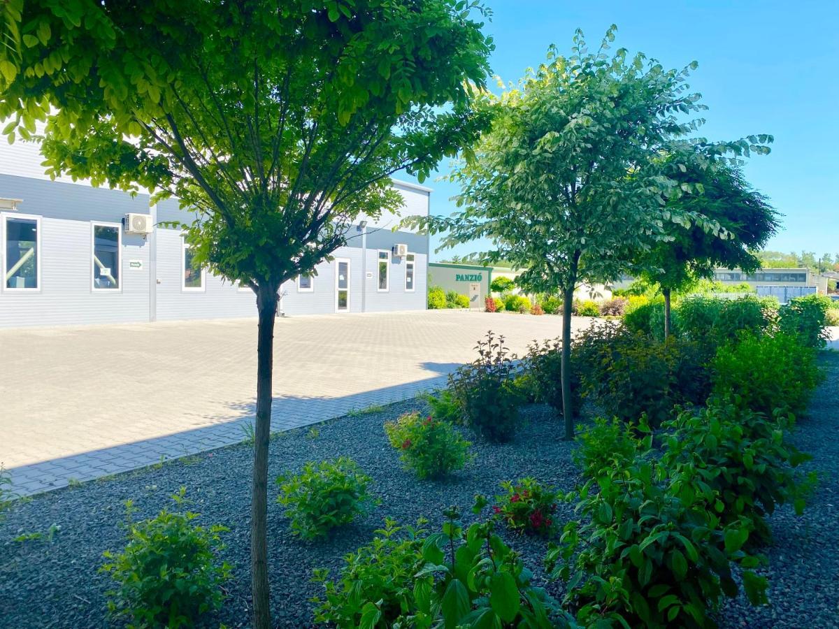 Vecsesi Rendezvenykoezpont Es Panzio Bed and Breakfast Εξωτερικό φωτογραφία