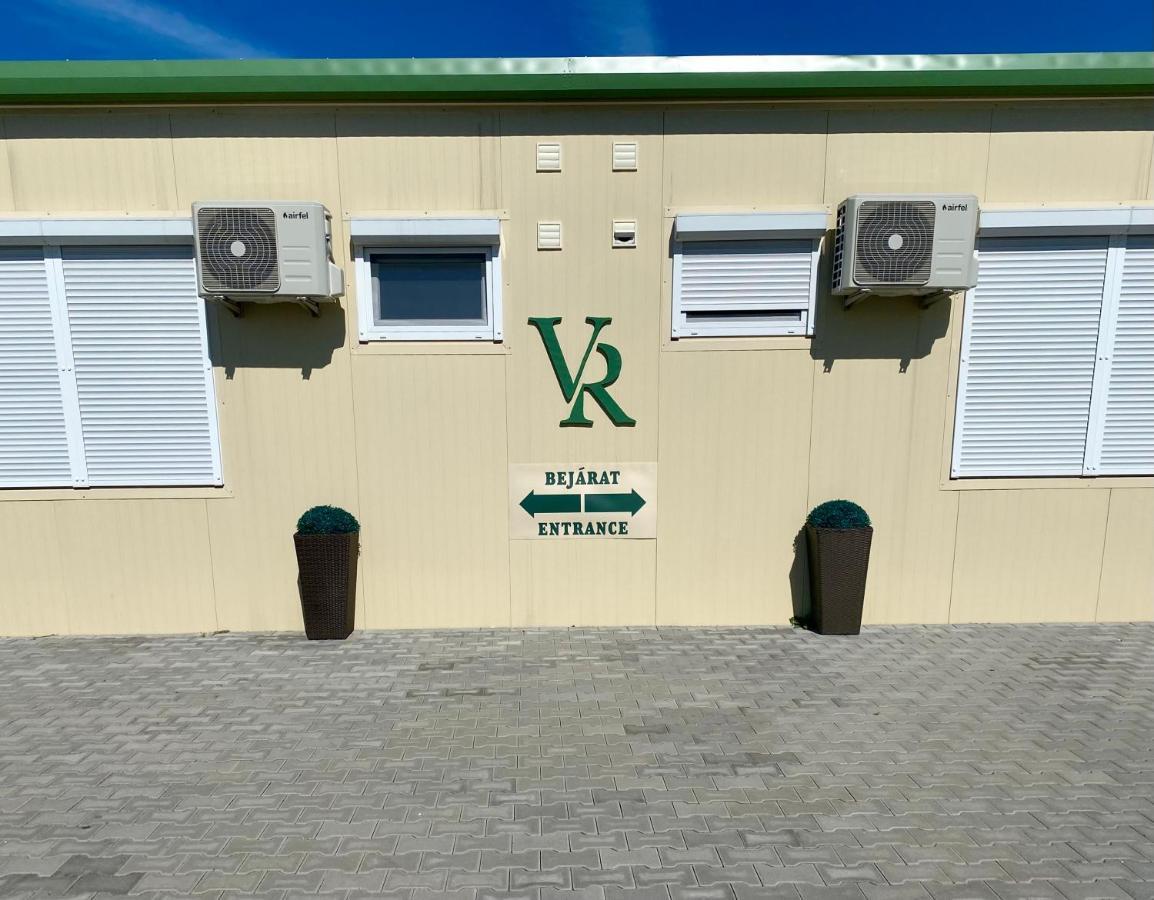 Vecsesi Rendezvenykoezpont Es Panzio Bed and Breakfast Εξωτερικό φωτογραφία