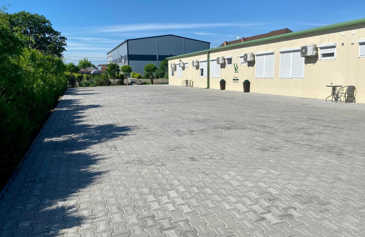Vecsesi Rendezvenykoezpont Es Panzio Bed and Breakfast Εξωτερικό φωτογραφία