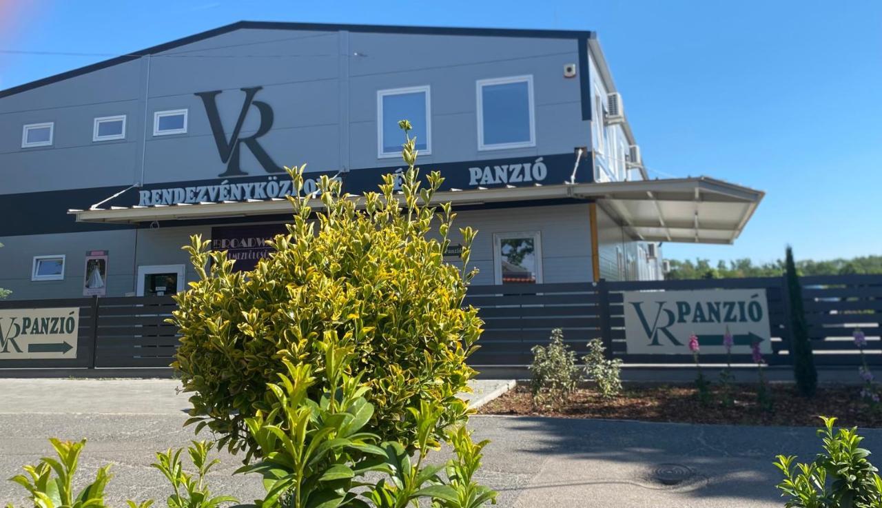 Vecsesi Rendezvenykoezpont Es Panzio Bed and Breakfast Εξωτερικό φωτογραφία