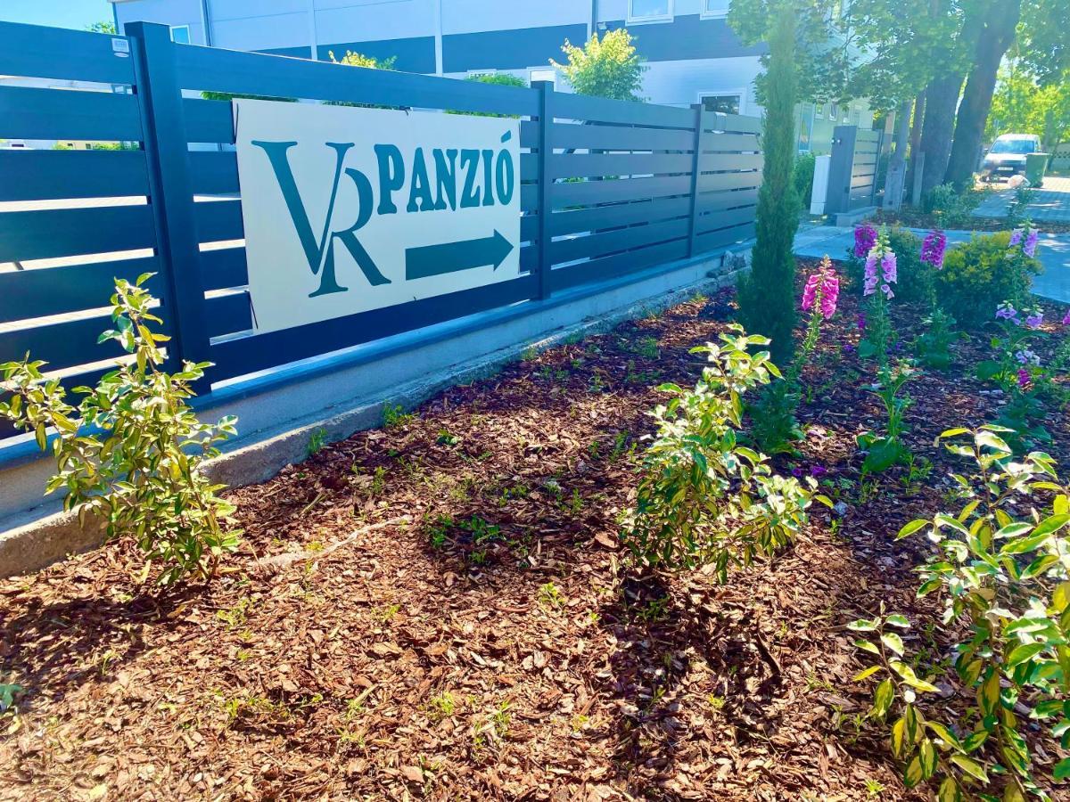 Vecsesi Rendezvenykoezpont Es Panzio Bed and Breakfast Εξωτερικό φωτογραφία