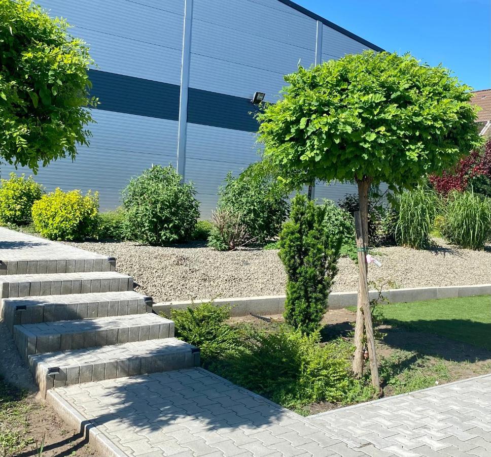 Vecsesi Rendezvenykoezpont Es Panzio Bed and Breakfast Εξωτερικό φωτογραφία