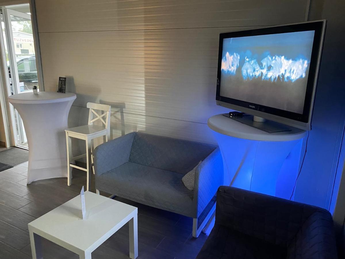 Vecsesi Rendezvenykoezpont Es Panzio Bed and Breakfast Εξωτερικό φωτογραφία