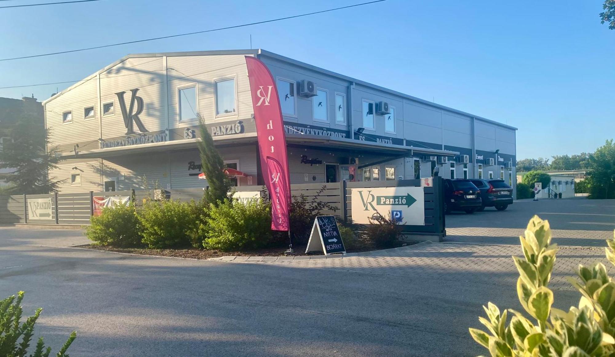 Vecsesi Rendezvenykoezpont Es Panzio Bed and Breakfast Εξωτερικό φωτογραφία