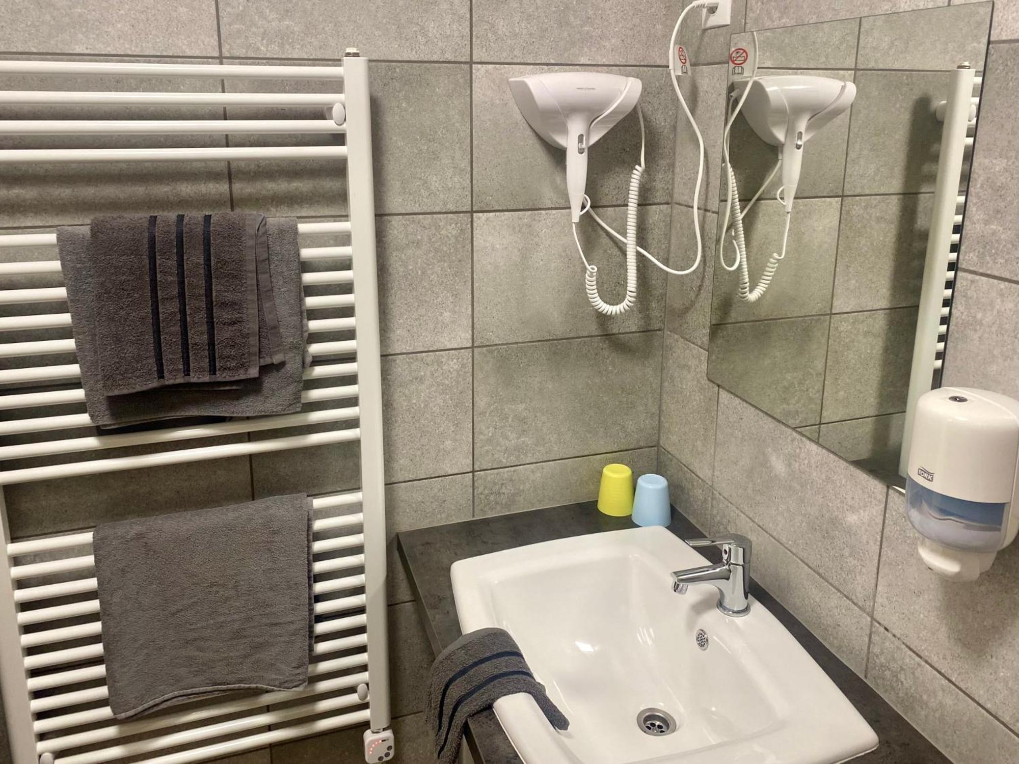 Vecsesi Rendezvenykoezpont Es Panzio Bed and Breakfast Εξωτερικό φωτογραφία