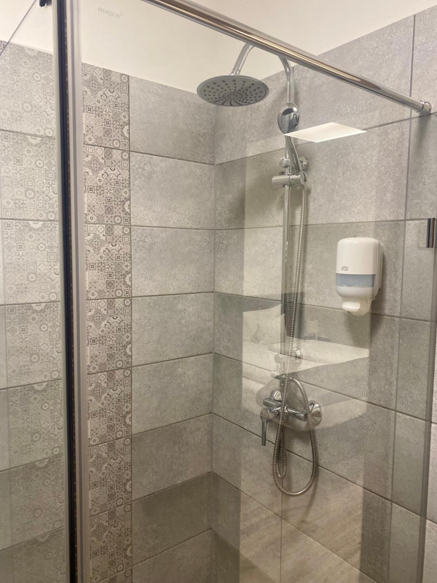 Vecsesi Rendezvenykoezpont Es Panzio Bed and Breakfast Εξωτερικό φωτογραφία