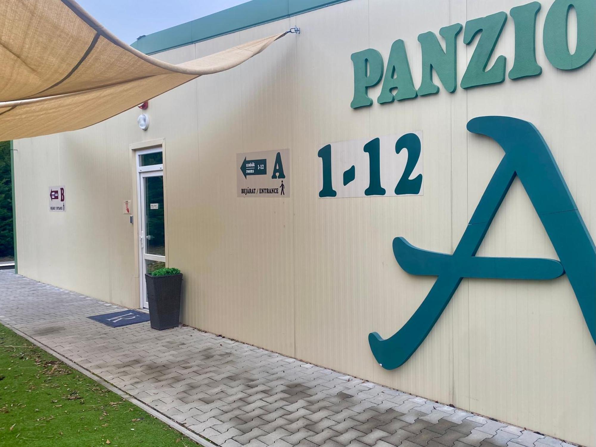 Vecsesi Rendezvenykoezpont Es Panzio Bed and Breakfast Εξωτερικό φωτογραφία