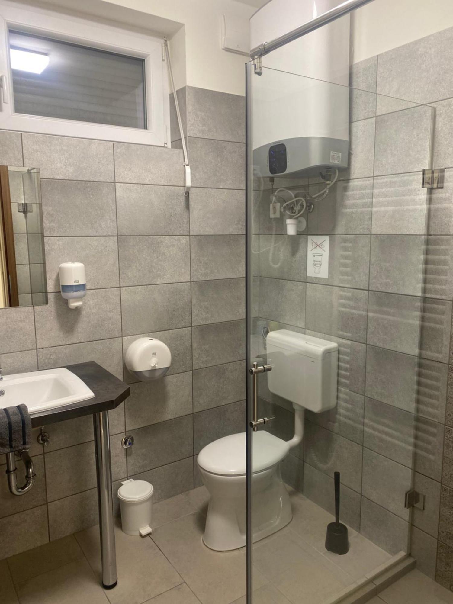 Vecsesi Rendezvenykoezpont Es Panzio Bed and Breakfast Εξωτερικό φωτογραφία