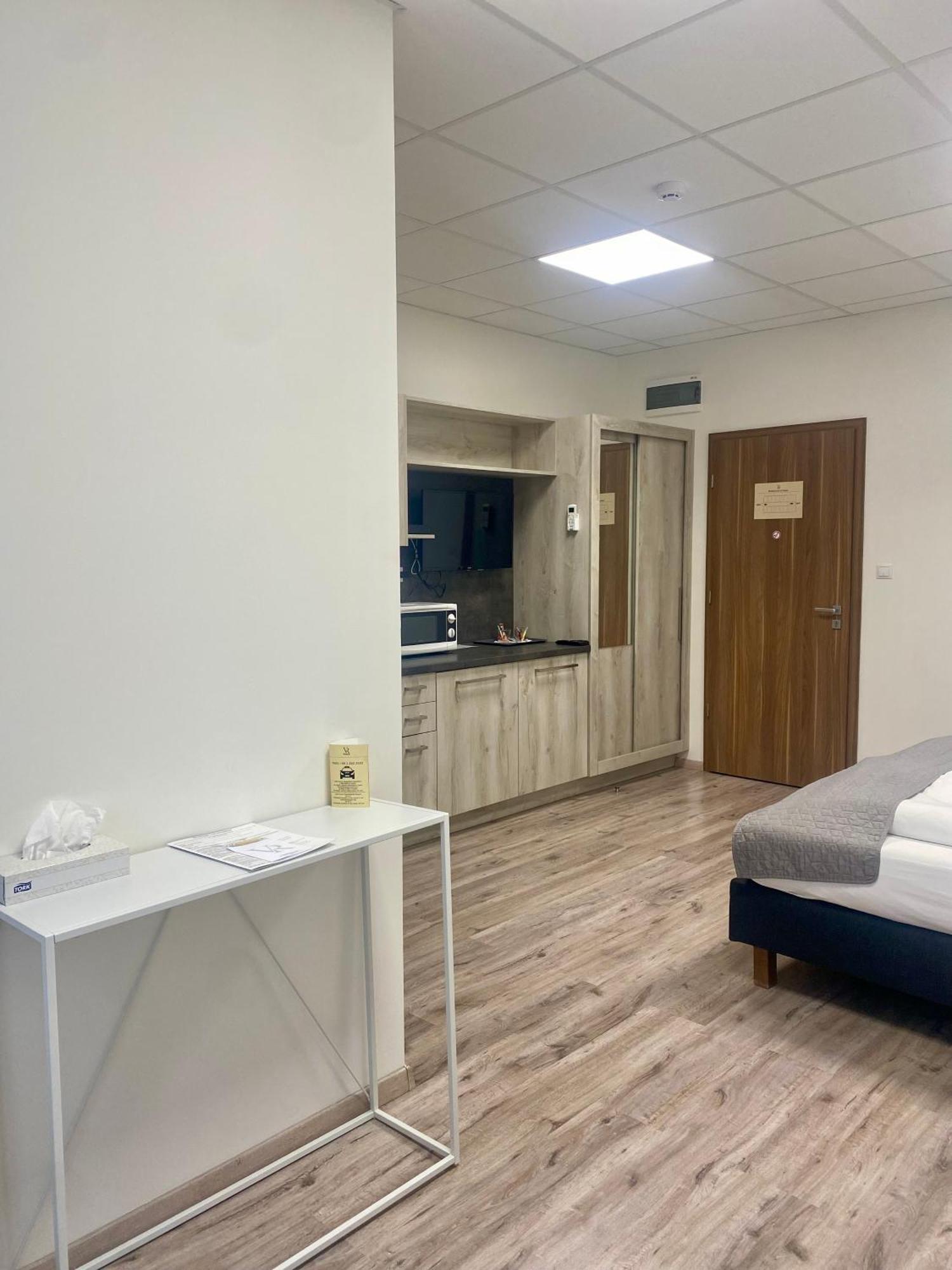 Vecsesi Rendezvenykoezpont Es Panzio Bed and Breakfast Εξωτερικό φωτογραφία