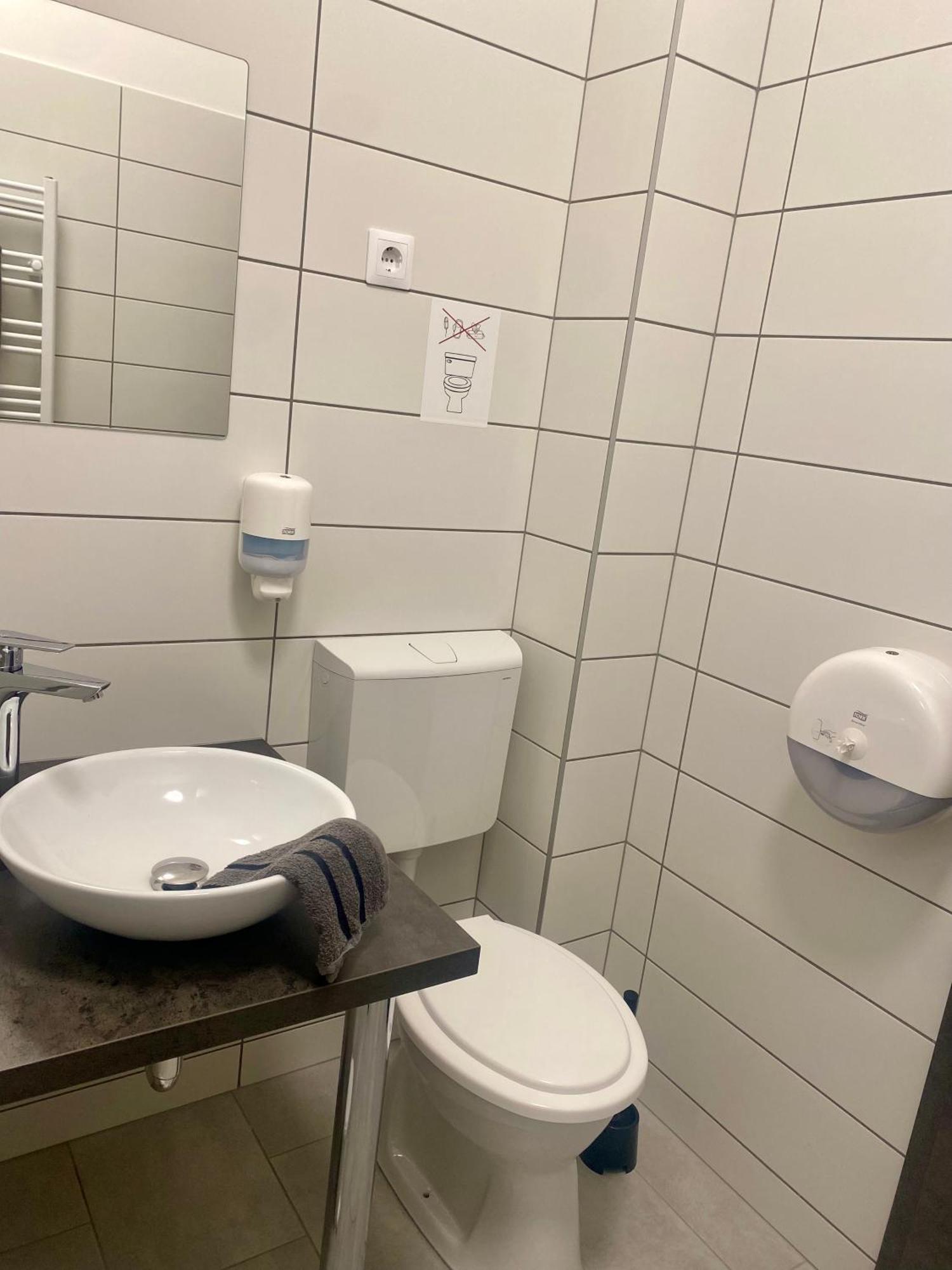 Vecsesi Rendezvenykoezpont Es Panzio Bed and Breakfast Εξωτερικό φωτογραφία